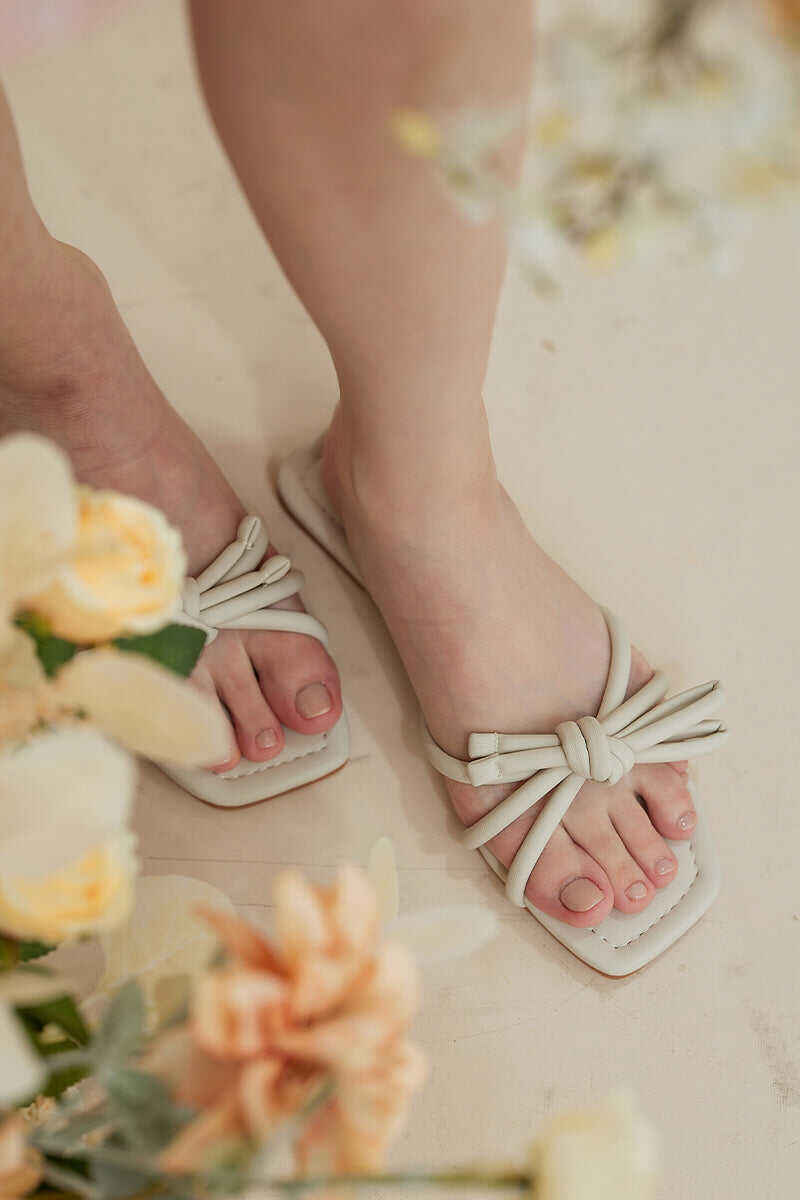 Knotted Ribbon Sliders in Chalk