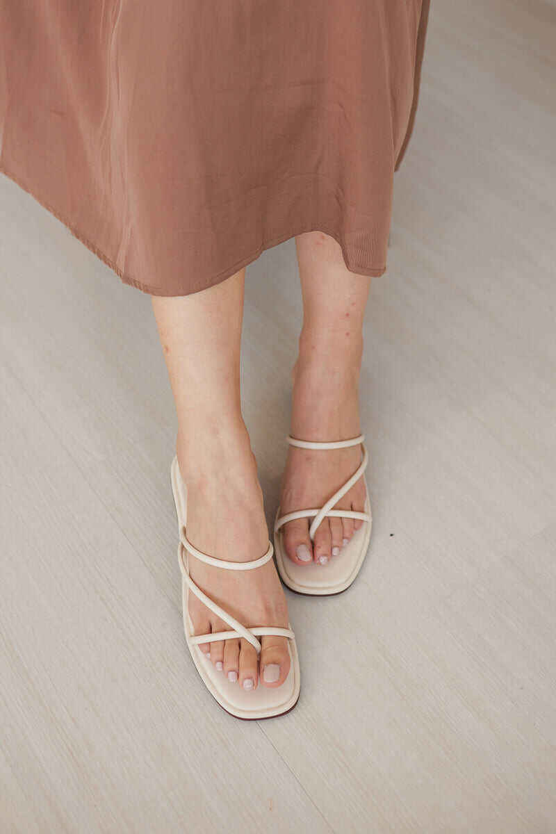 Strappy Sliders in Warm Cream