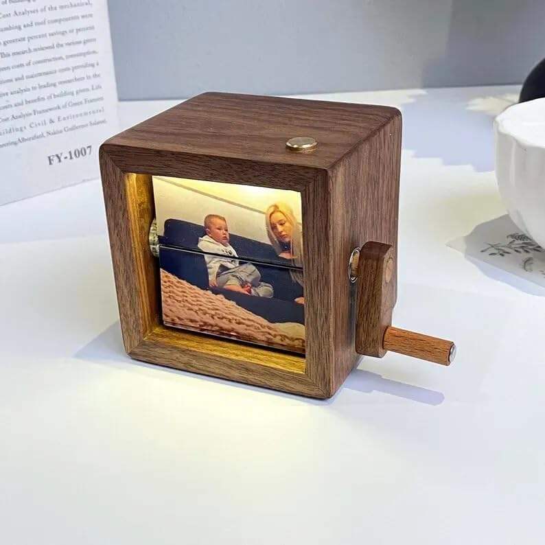 Hand Crank Photo Album with Light, Mini Photo Album, Custom Picture Flip Book Frame, Personalized Animation Machine Mechanical Hand-cranked Decoration Creative Gifts for Couple Family Mother's Day