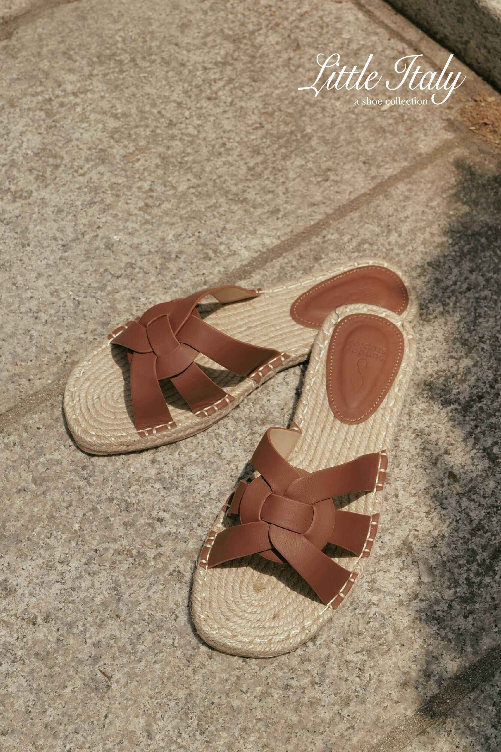 Interlocking Espadrilles Sliders in Pecan