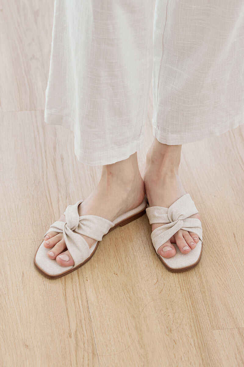 Cloud Sliders in Waterproof Linen