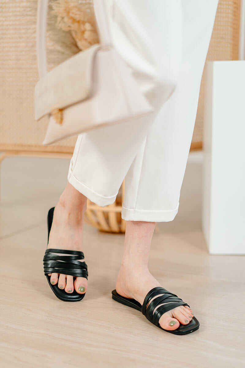 Tara Sliders in Black