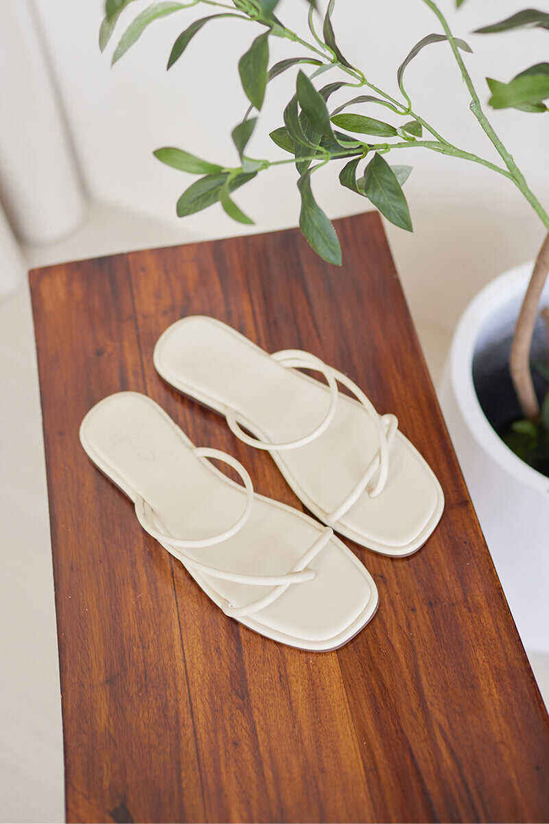 Strappy Sliders in Warm Cream