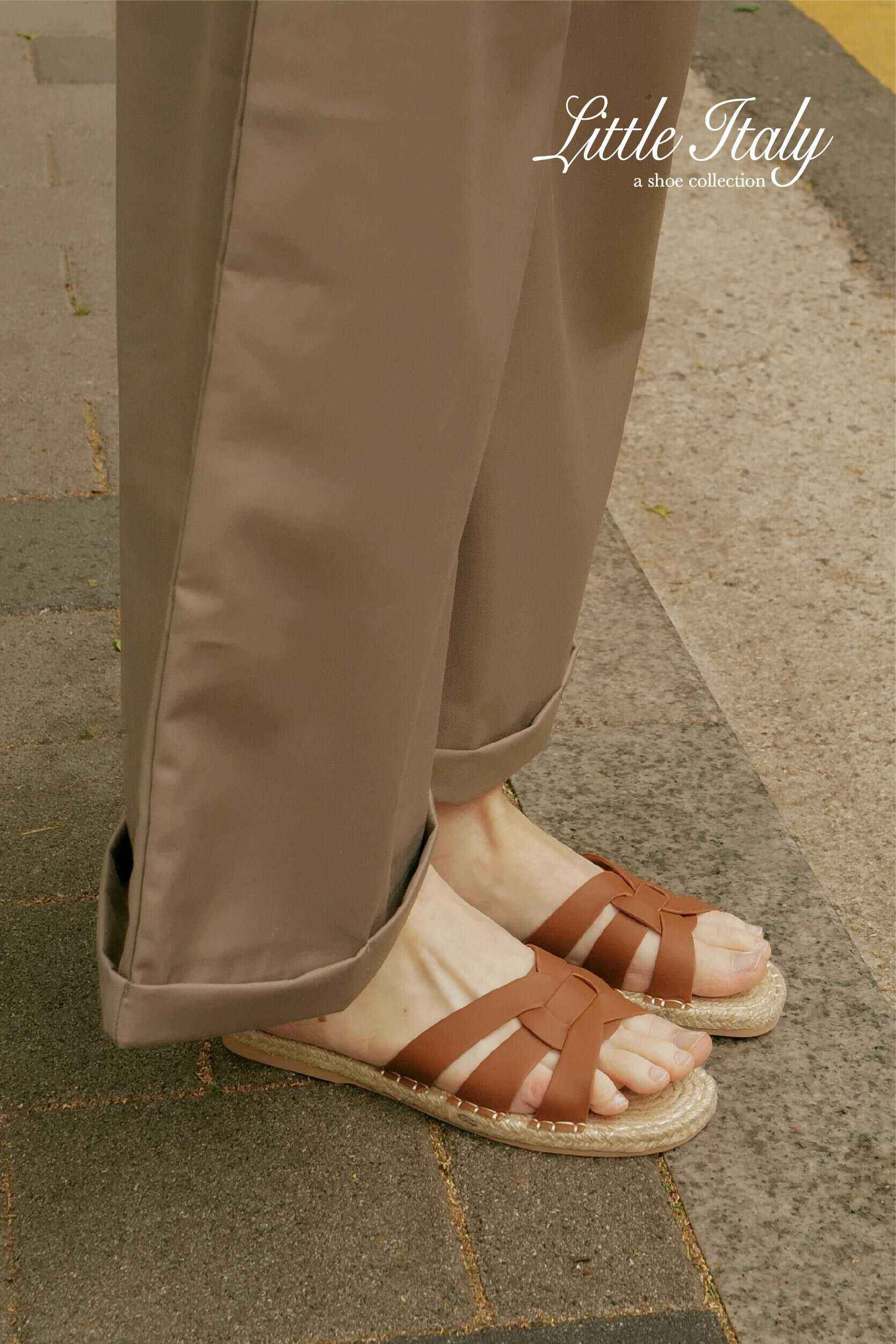 Interlocking Espadrilles Sliders in Pecan